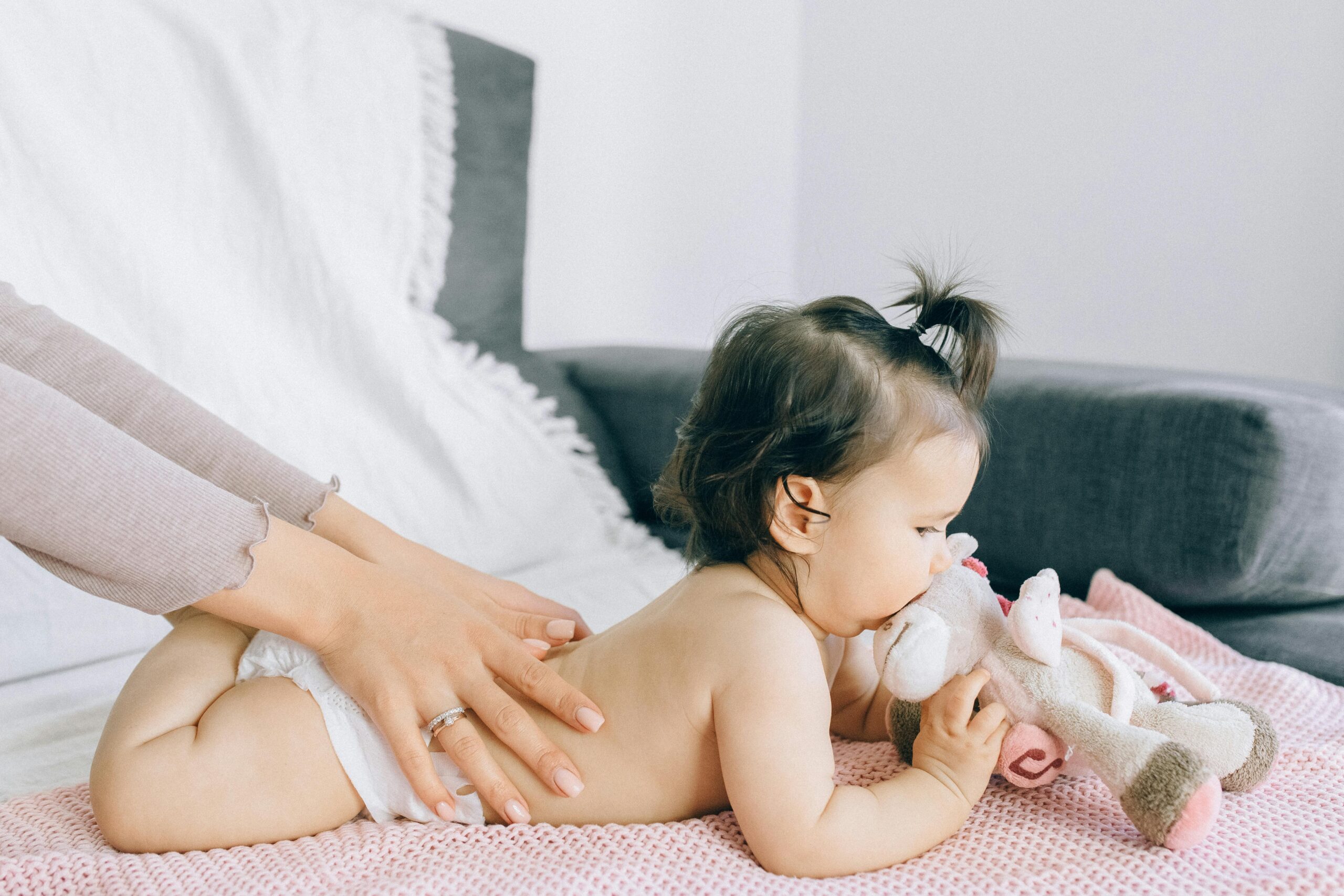 Giochi neonati 0–3 mesi: tummy time su tappetino